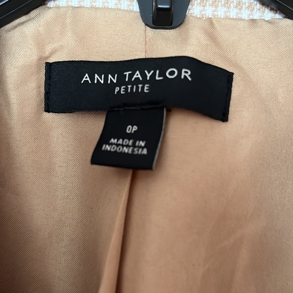 Ann Taylor beautiful Petite Blazer for Women. - Picture 14 of 16